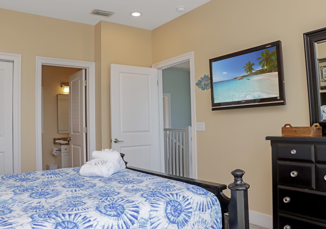 Bedroom 3 with TV and Full Bathroom