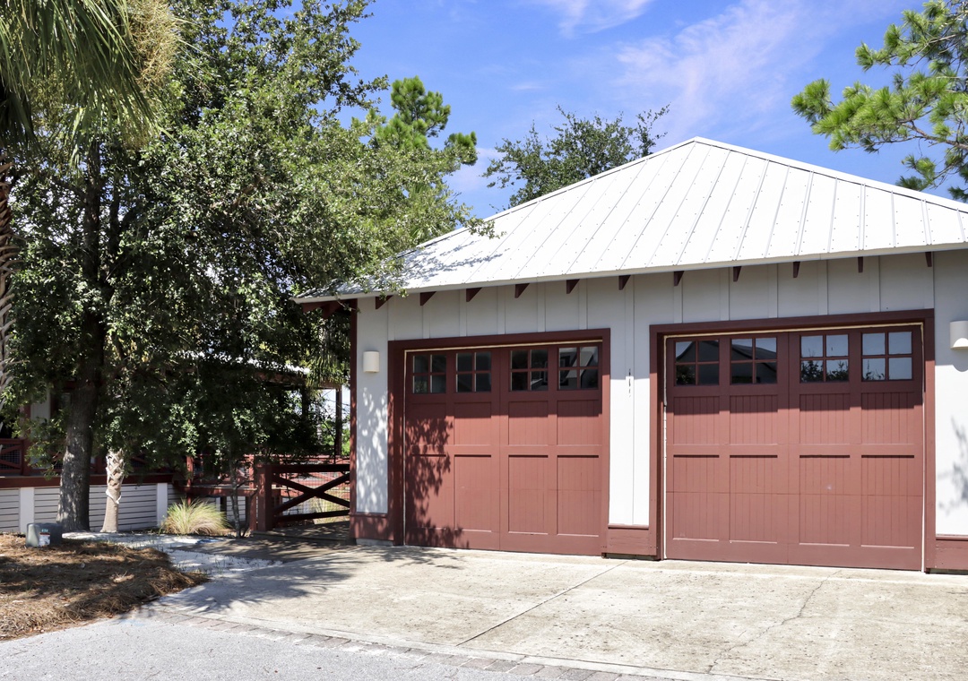 Backside of House Sits in Cul-De-Sac Drive