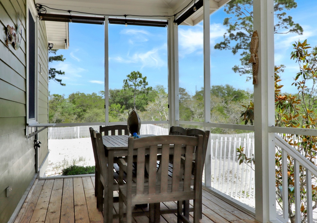 Outdoor Dining on Screened Deck