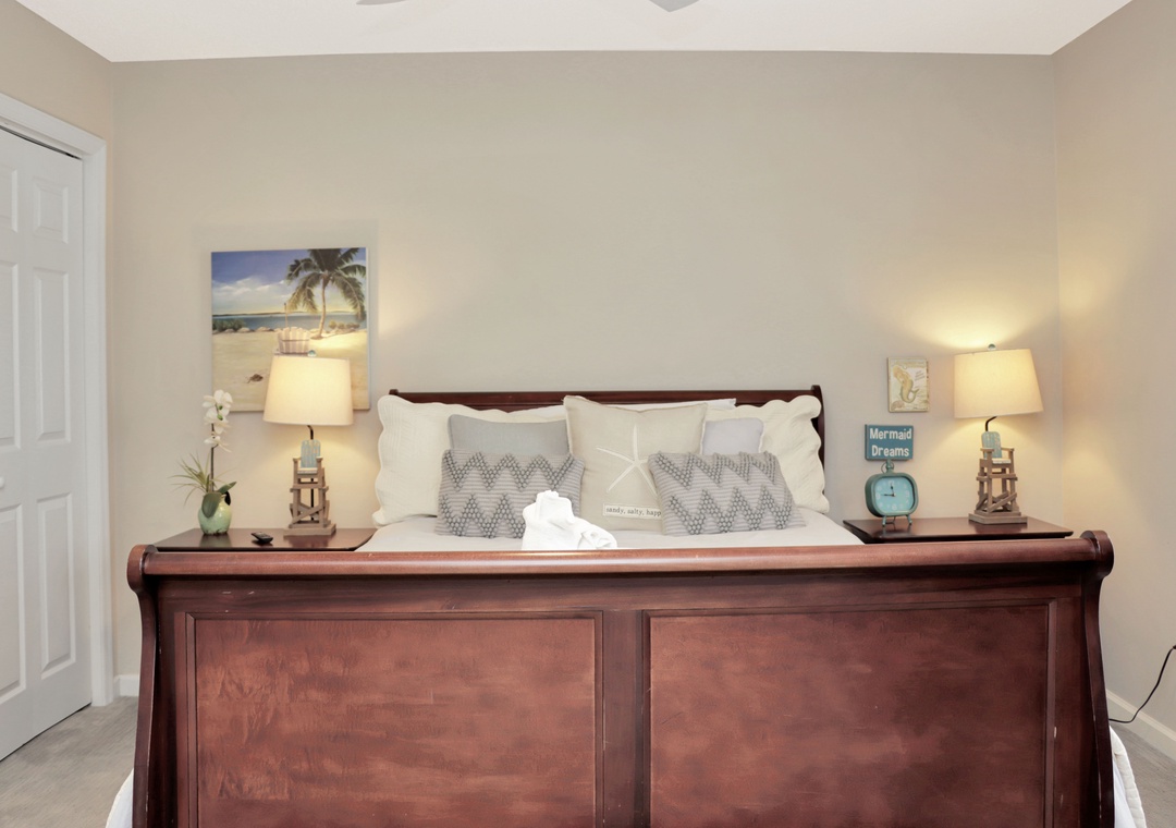 Bedroom 2 - Queen Bed