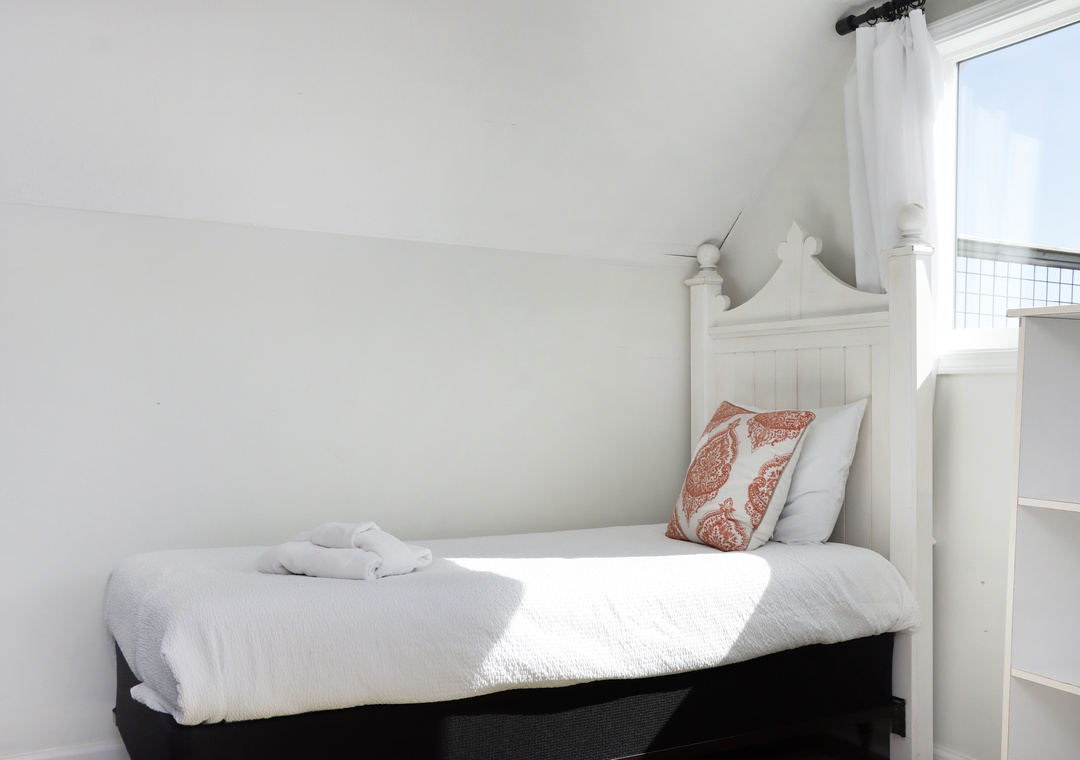 Bedroom 4 with Twin Bed