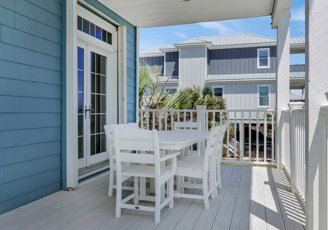 Outdoor Dining On Main Floor Deck