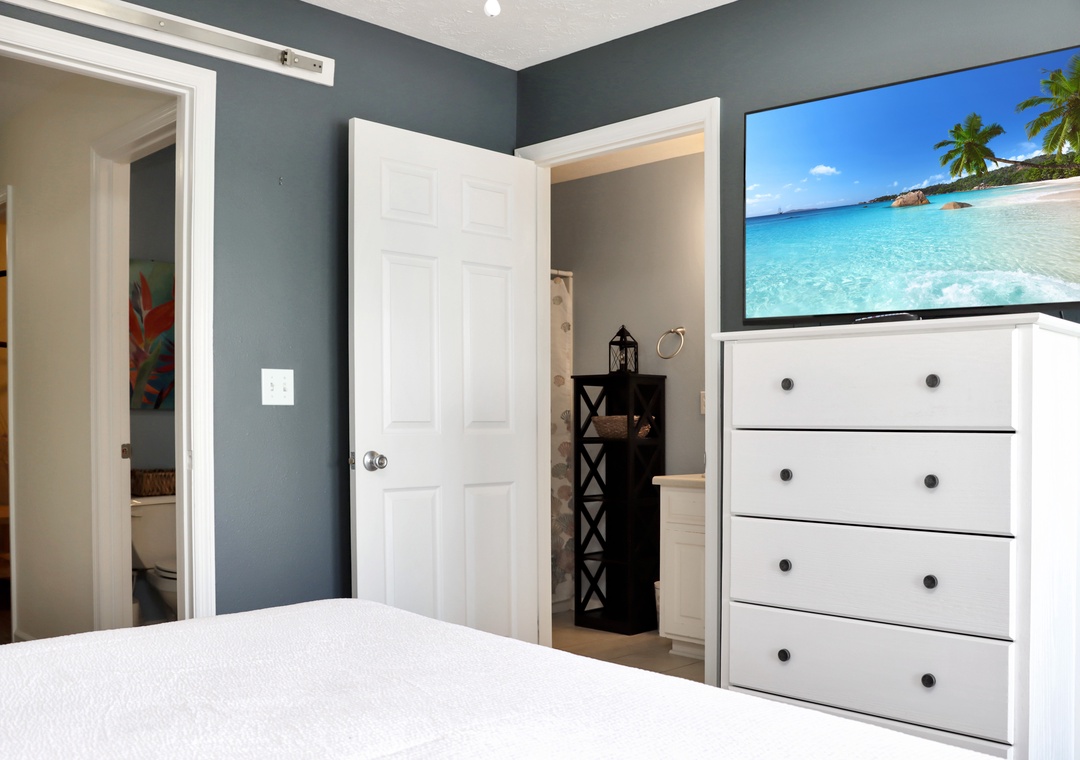 Bedroom 3 with TV and Full Bathroom