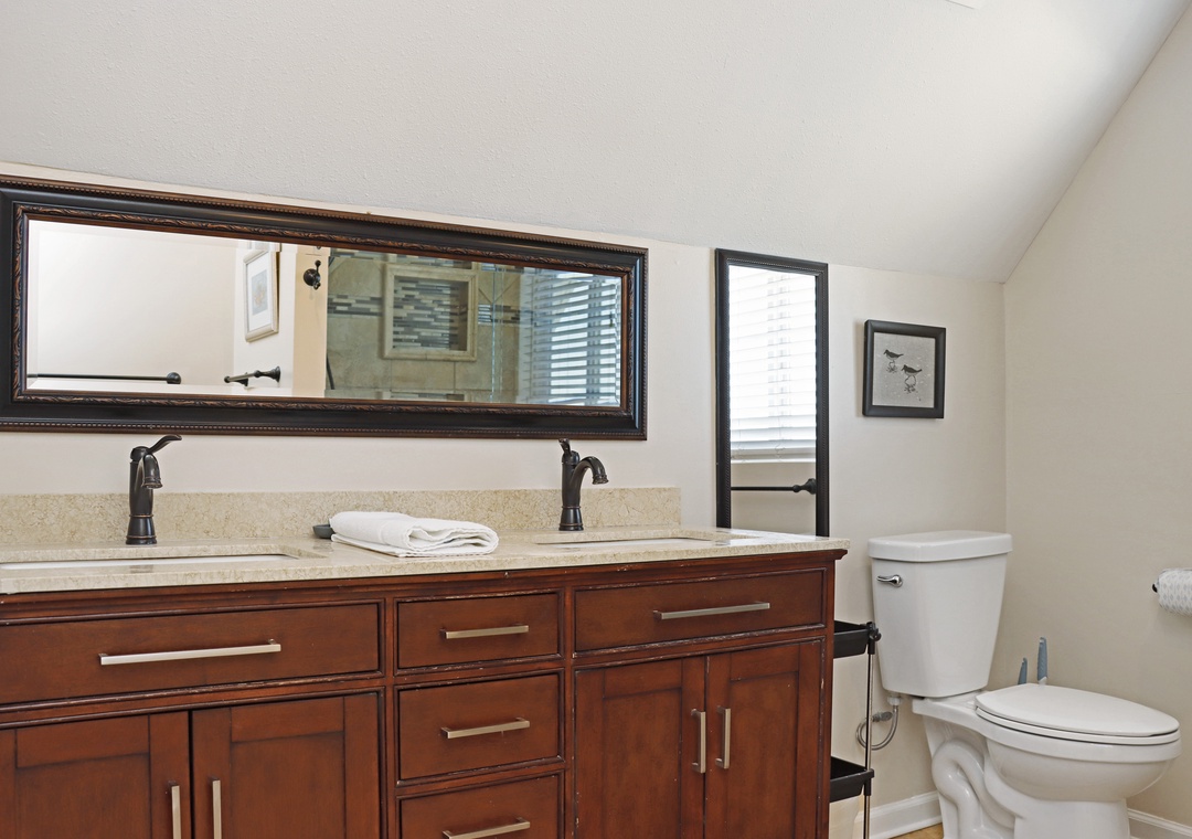 Upstairs Full Bathroom