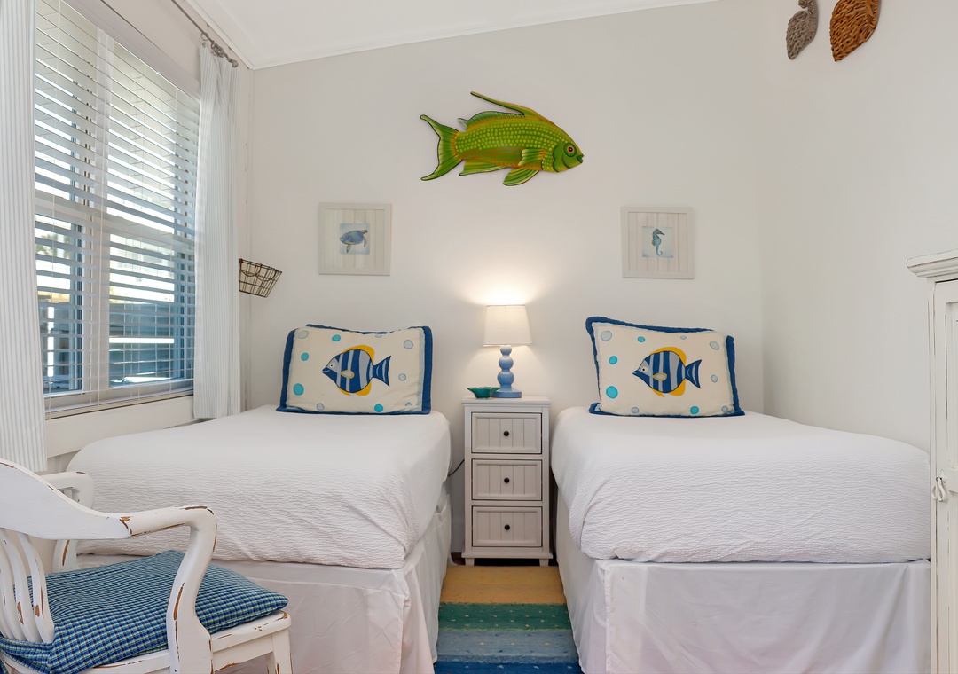 Bedroom 2 with Two Twin Beds