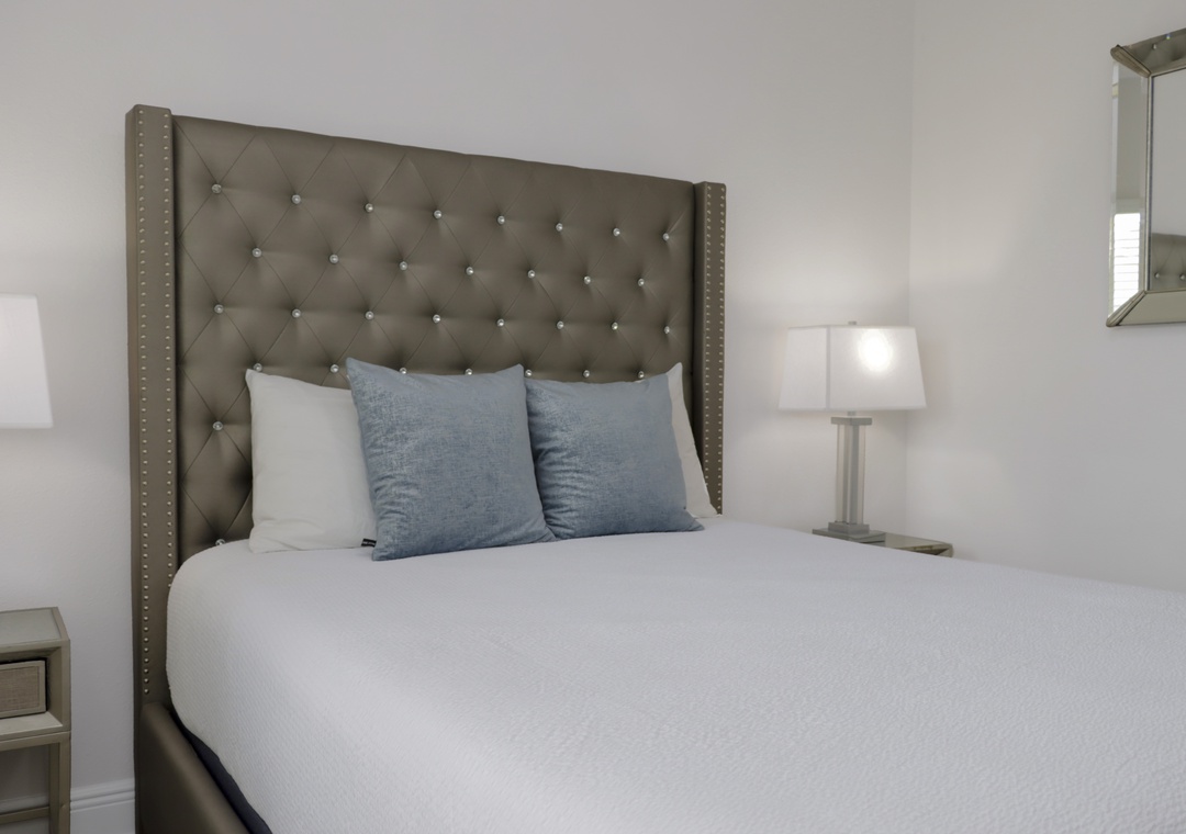 Bedroom 1 - Queen Bed