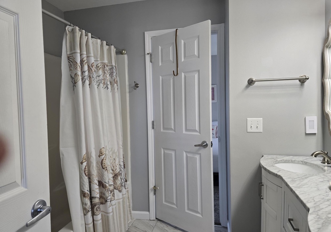 Full Bath between Bedrooms