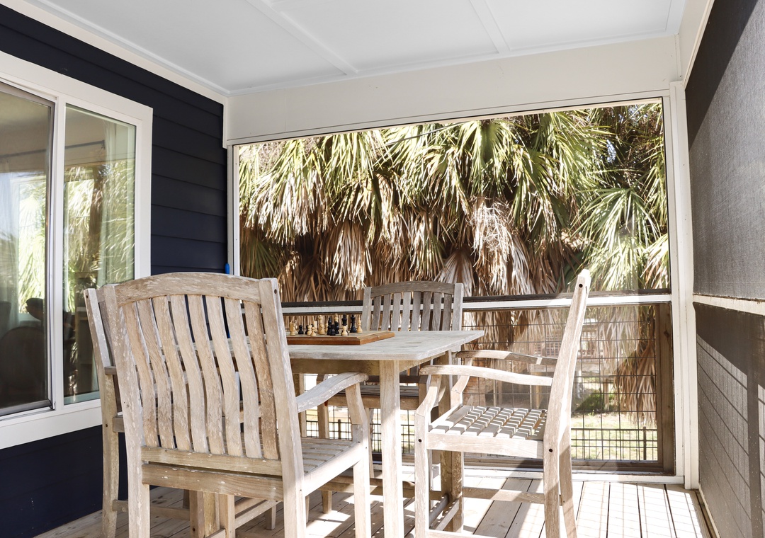Outdoor Dining on Screened Deck