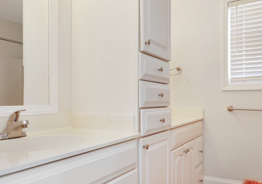 Upstairs Full Bathroom