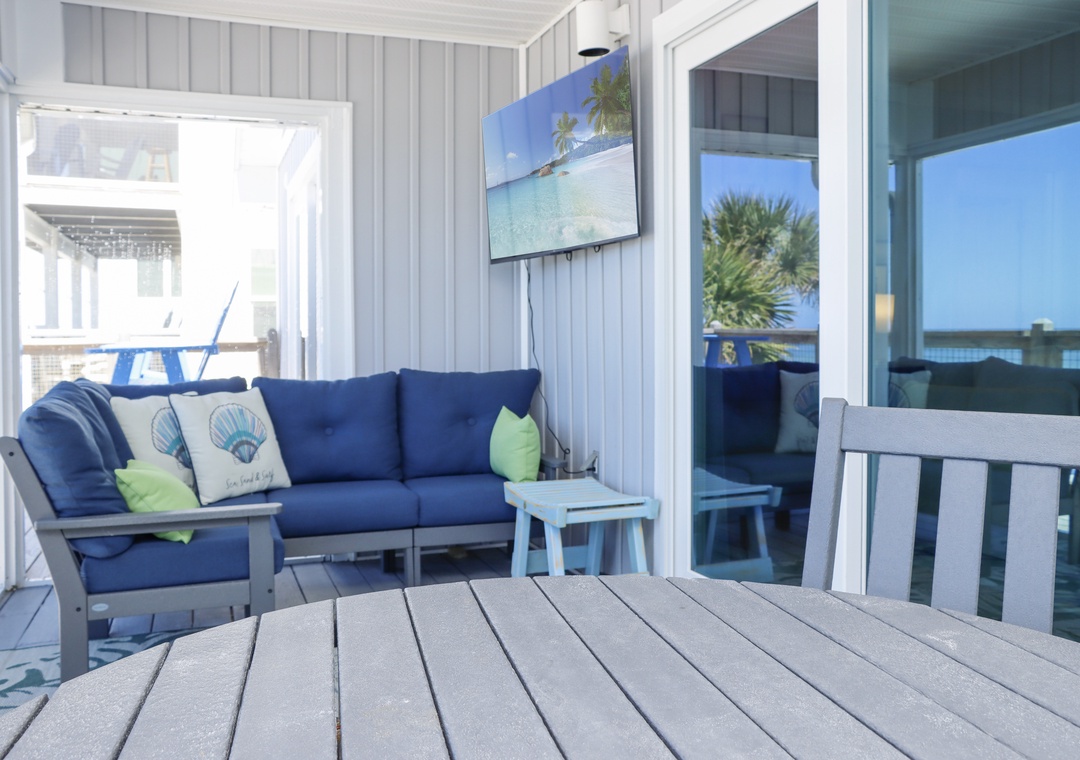 Outdoor Dining and TV Area