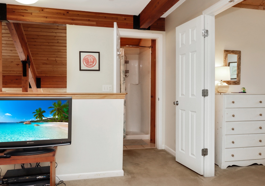 Upstairs Loft with Full Bathroom and Bedroom 4