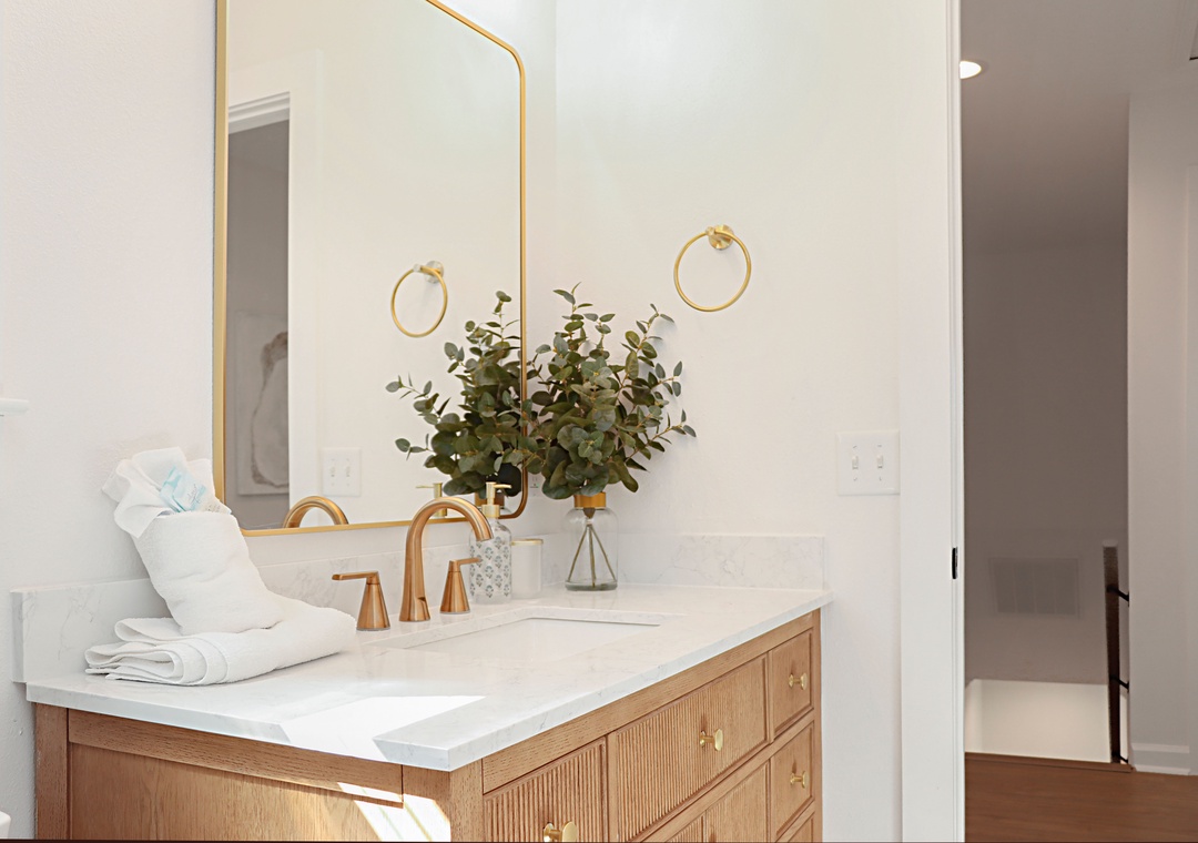 Upstairs Full Bathroom