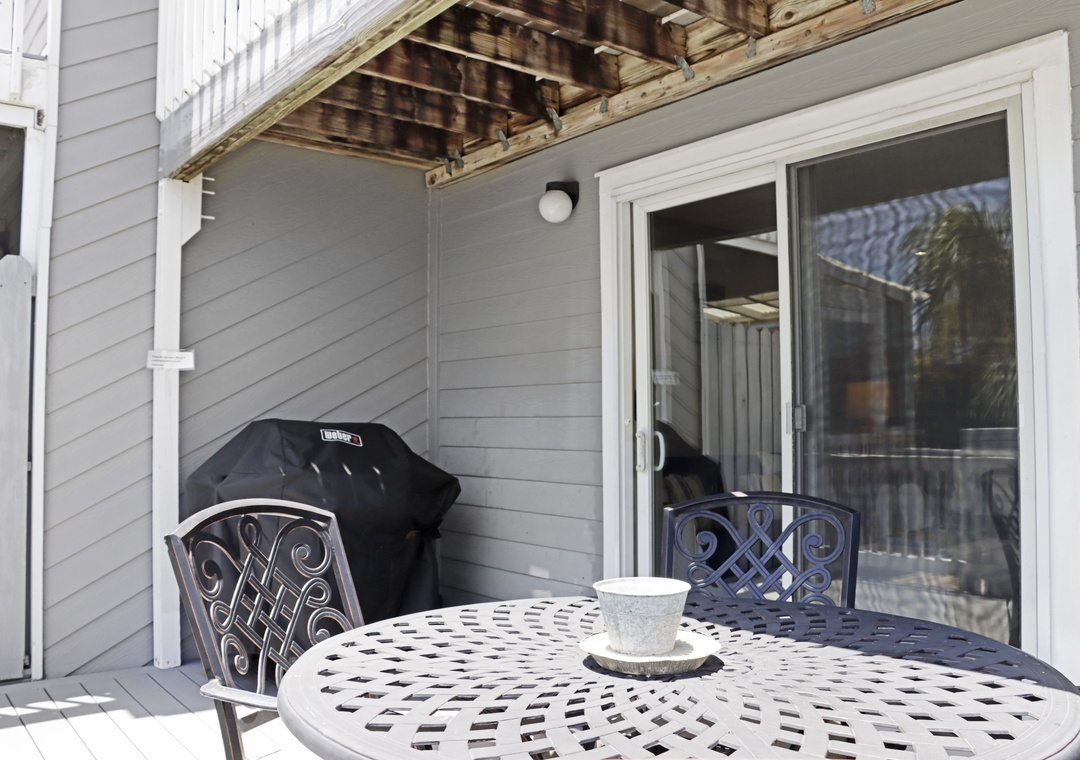 Outdoor Dining and Grill on Main Floor Deck