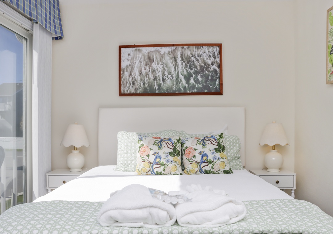 Bedroom 1 - Queen Bed