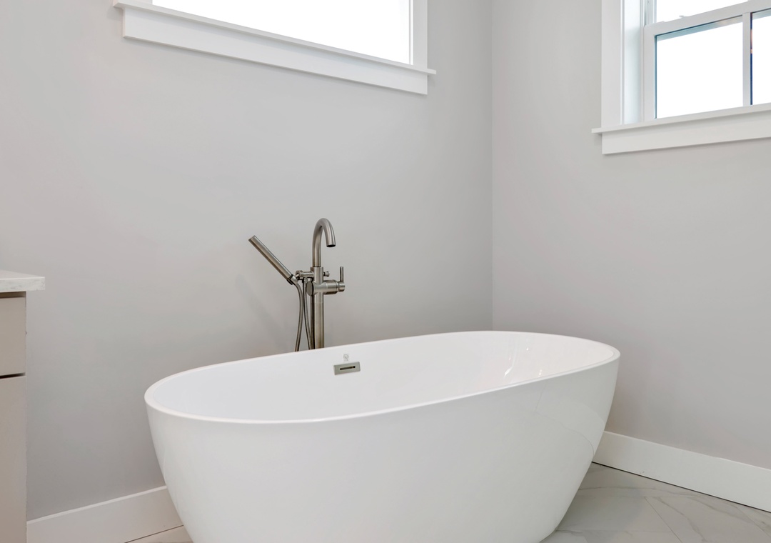 Bedroom 8 - Master Bathroom Tub