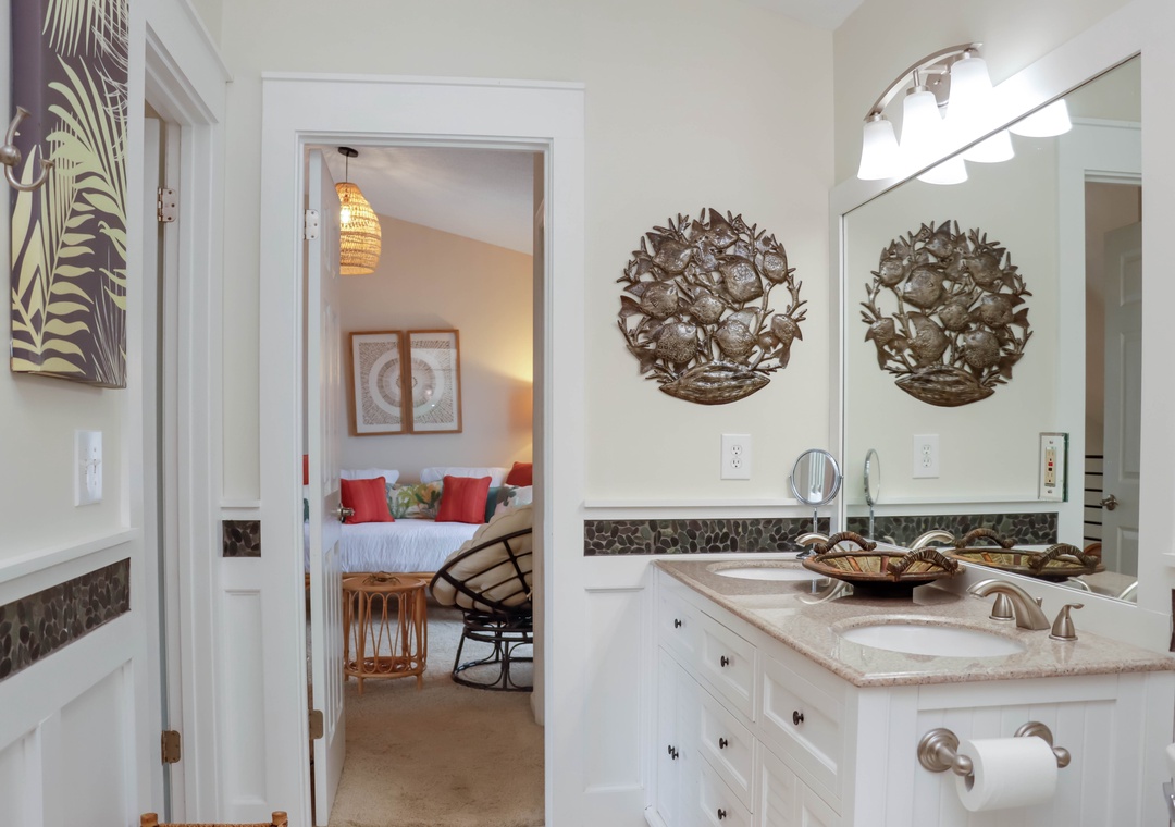 Upstairs Full Bathroom - Shared