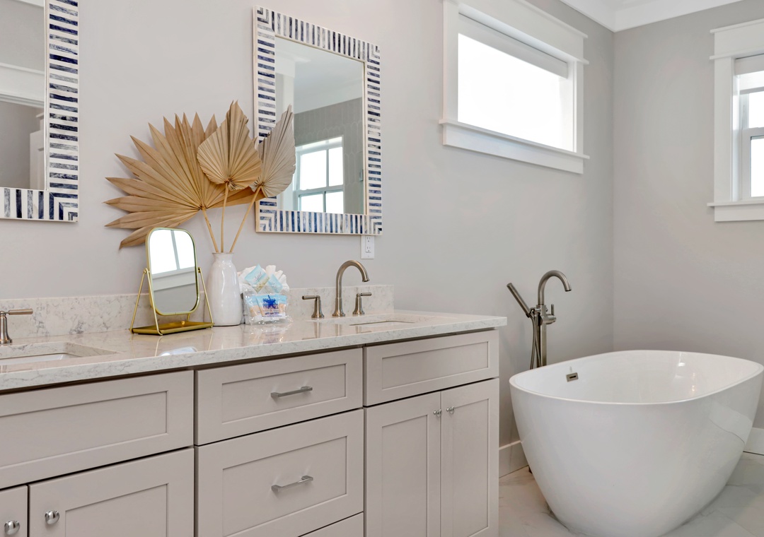Bedroom 8 - Master Bathroom with Tub