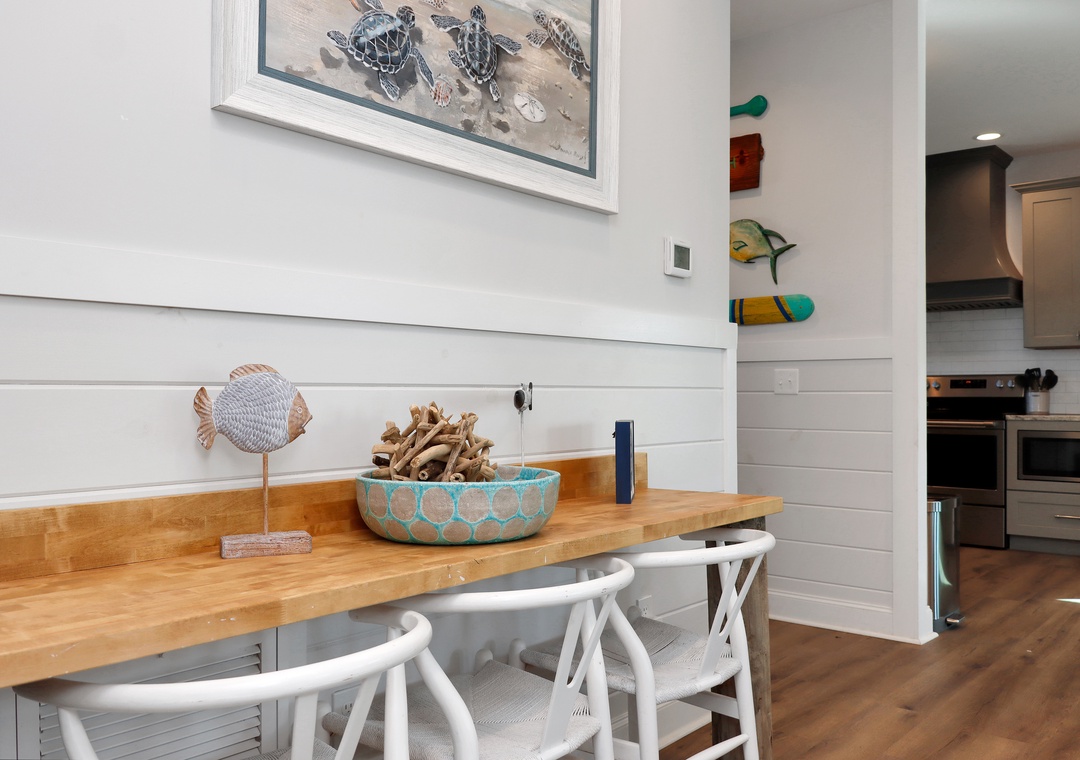 Breakfast Bar and Kitchen