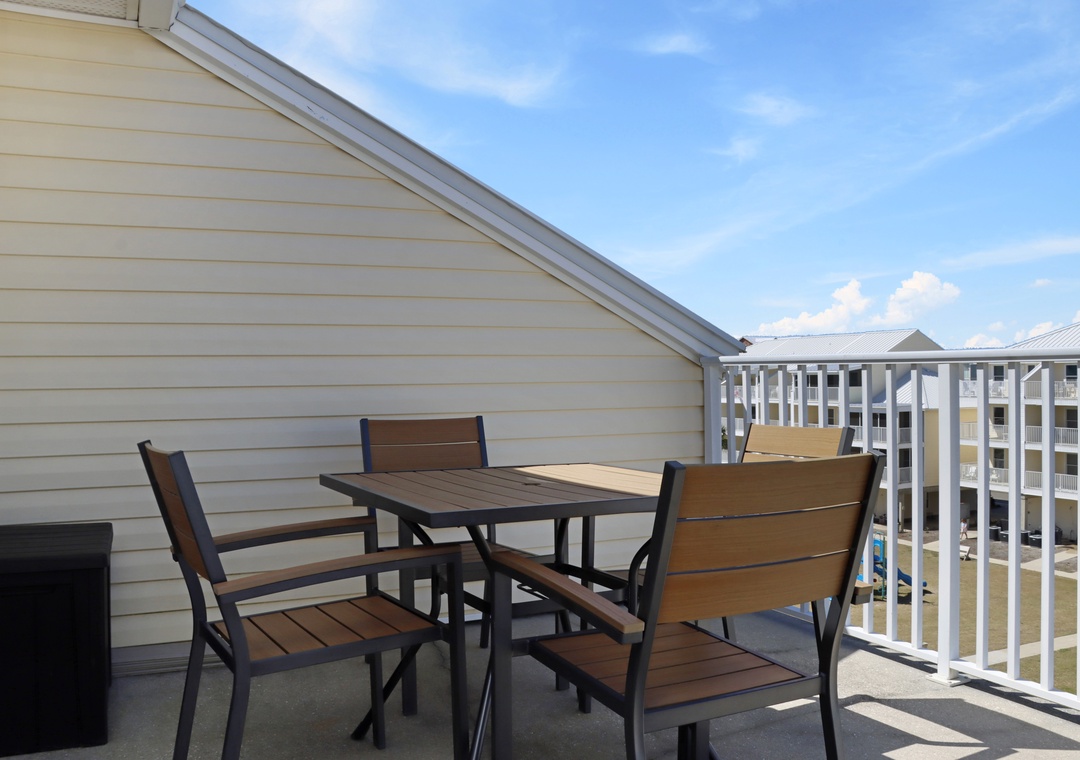 Outdoor Dining on Top Floor Deck