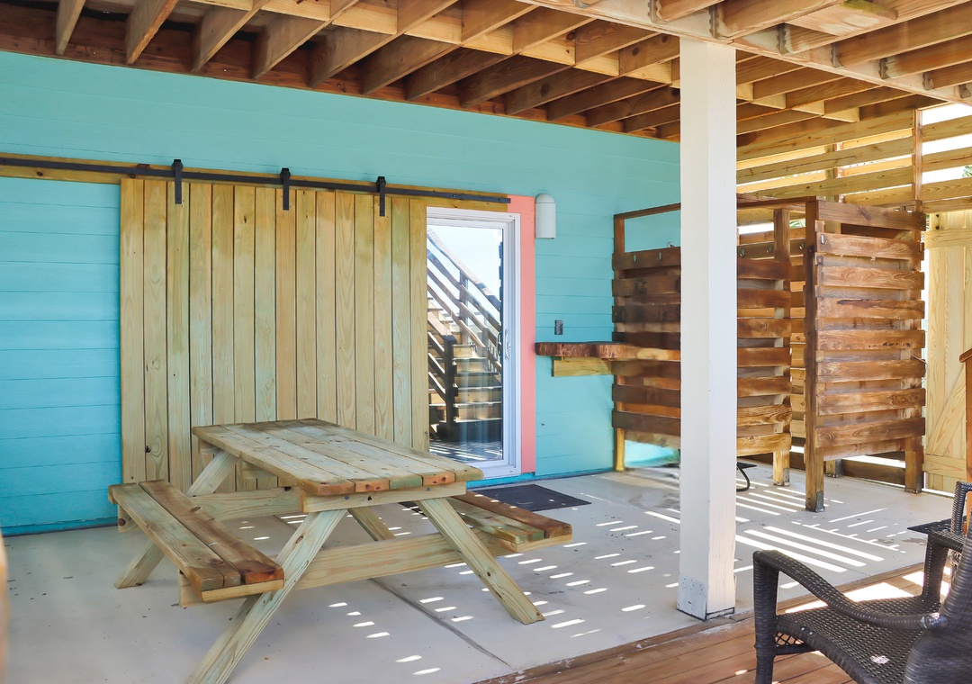 Beach Front Patio with Outdoor Dining and Shower