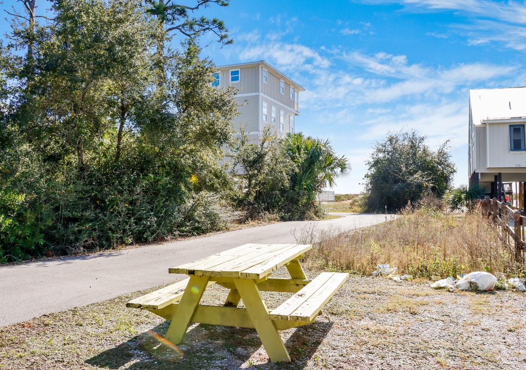 Outdoor Dining and Beach Access
