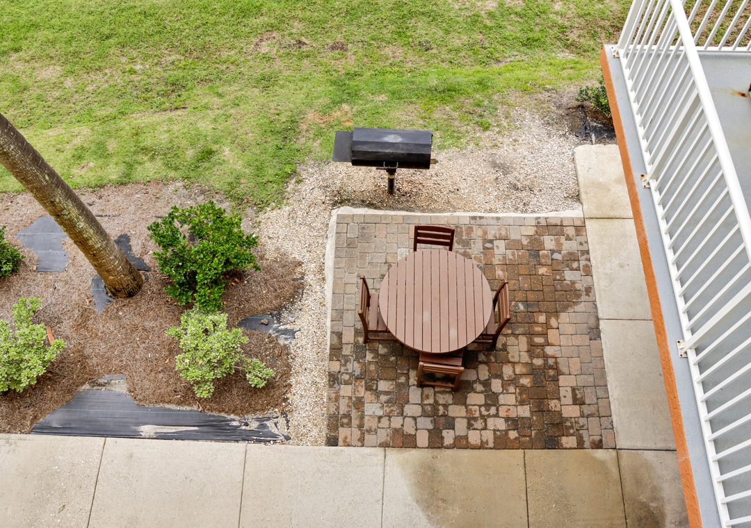 Outdoor Dining and Grill on Ground Floor