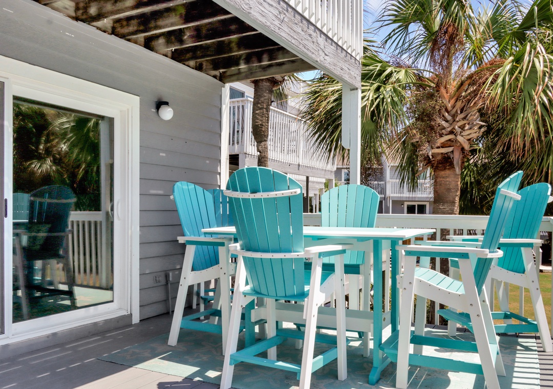 Outdoor Dining on Main Level Deck