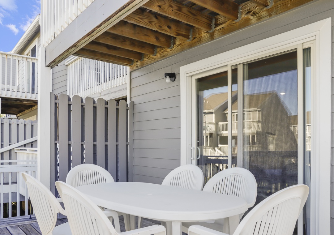 Outdoor Dining on Main Floor Deck