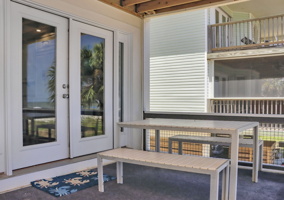 Outdoor Dining on Screened Deck