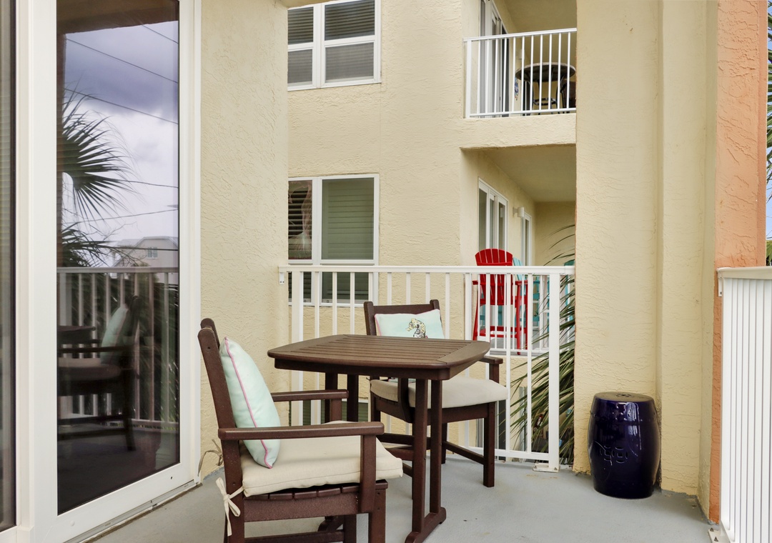 Outdoor Dining on Covered Deck