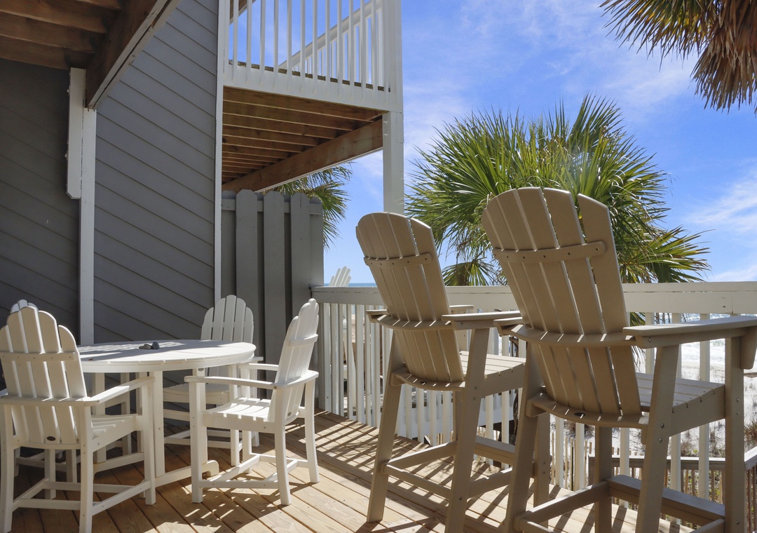Outdoor Dining - Main Floor Deck