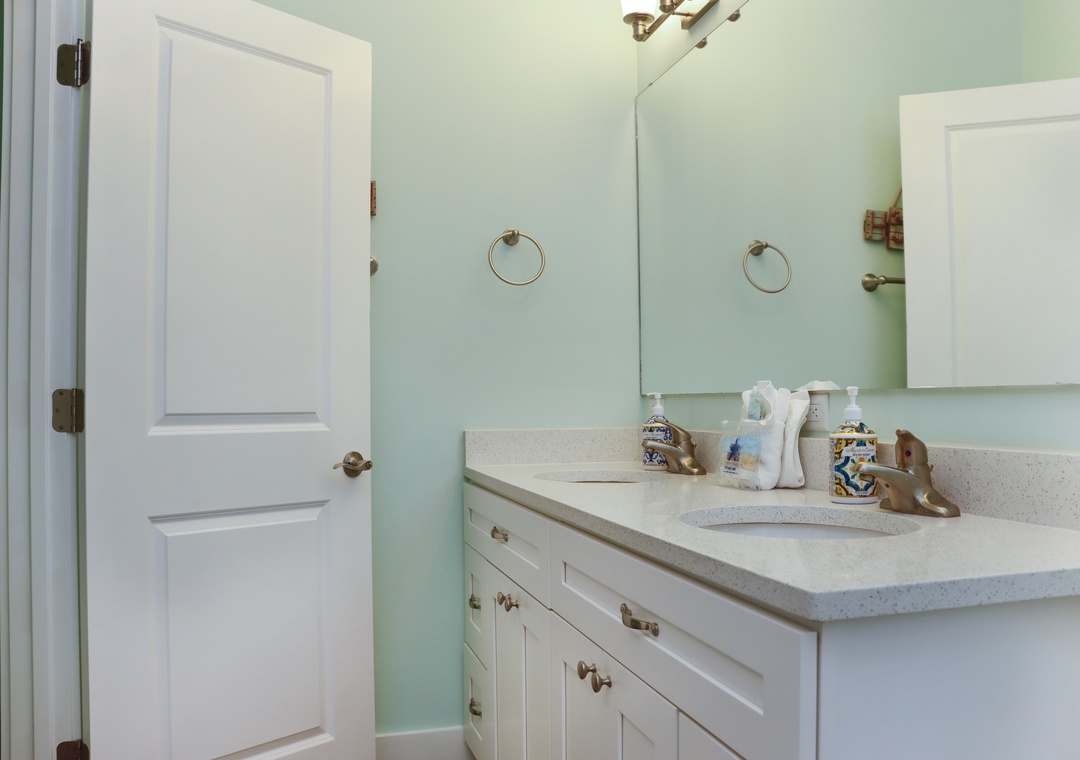 Bedroom 3 - Full Bathroom