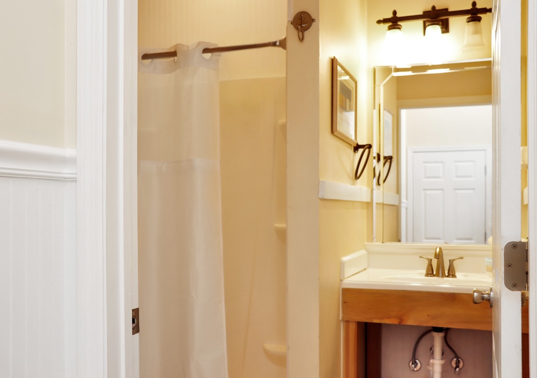 Full Bathroom on Main Floor (1)