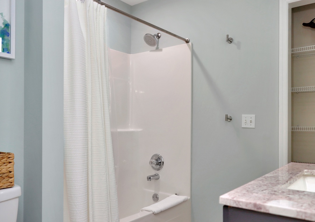 Full Bathroom with Tub/Shower Combo