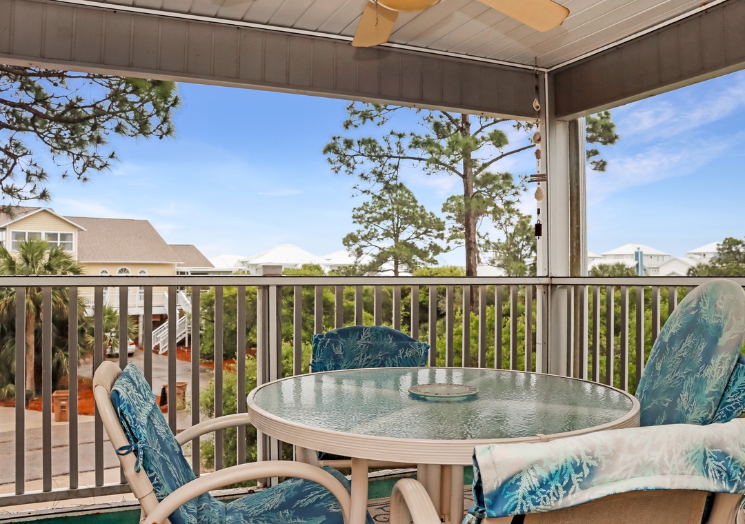 Outdoor Dining on Screened Deck