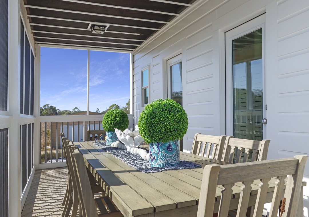 Outdoor Dining on Screened Deck