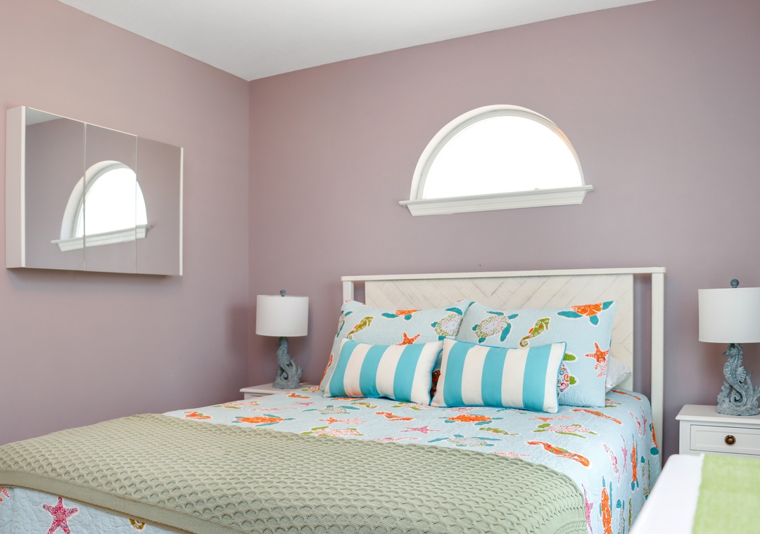 Bedroom 1 - Queen Bed