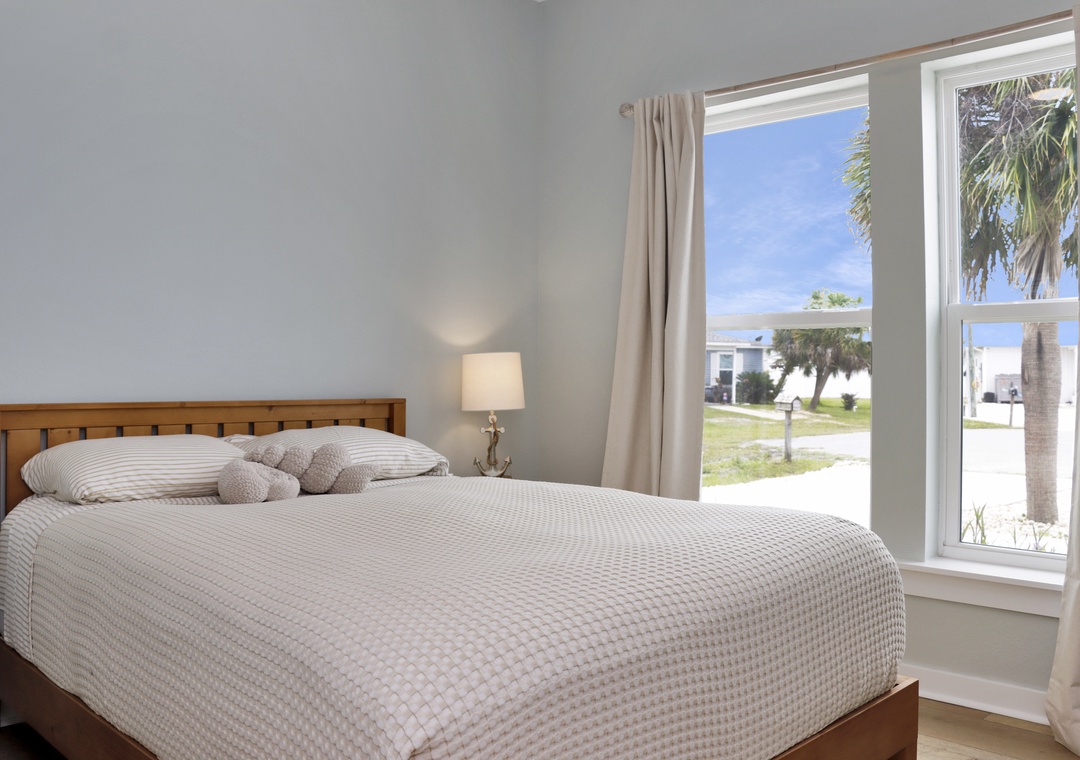 Bedroom 1 - Queen Bed