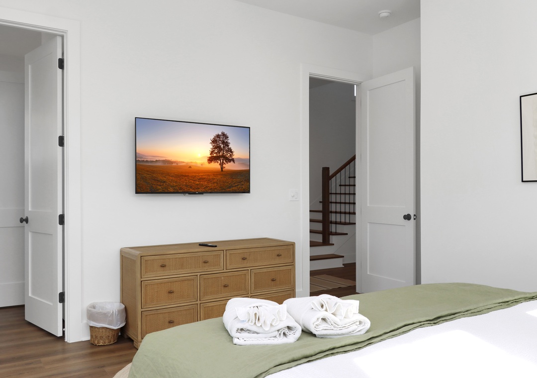 Bedroom 3 with TV and Full Bath