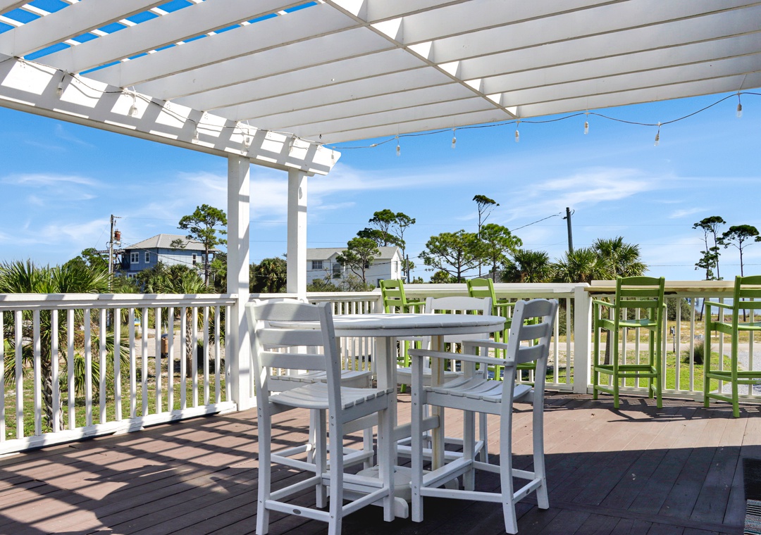 Outdoor Dining on Pergola Deck