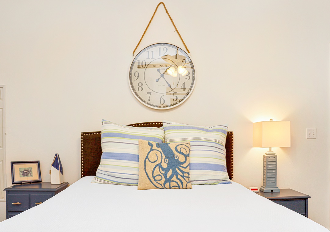 Bedroom 1 - Queen Bed