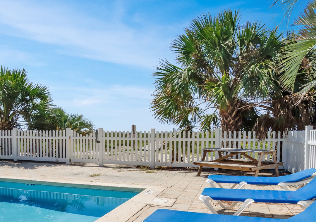 Outdoor Dining at Community Pool