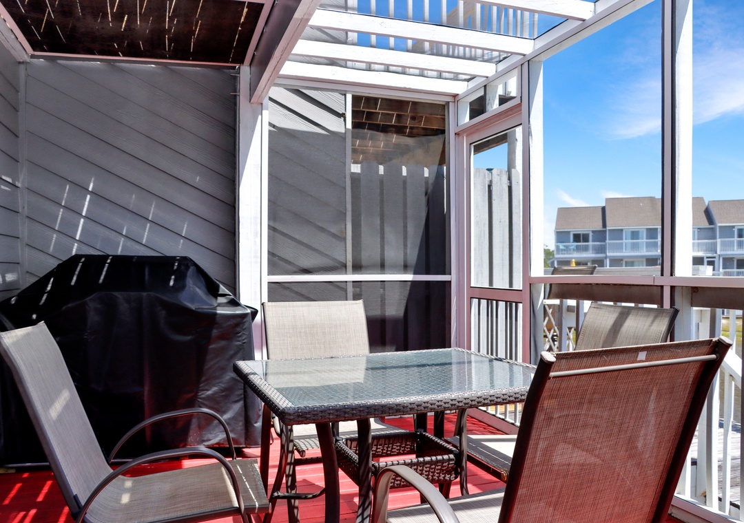 Screened Deck with Gas Grill