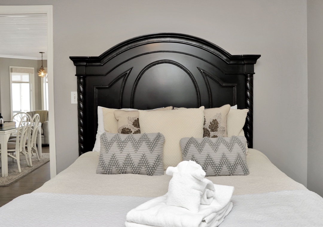 Bedroom 1 - Queen Bed