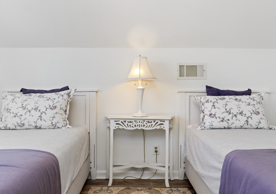 Bedroom 3 with Two Twin Beds