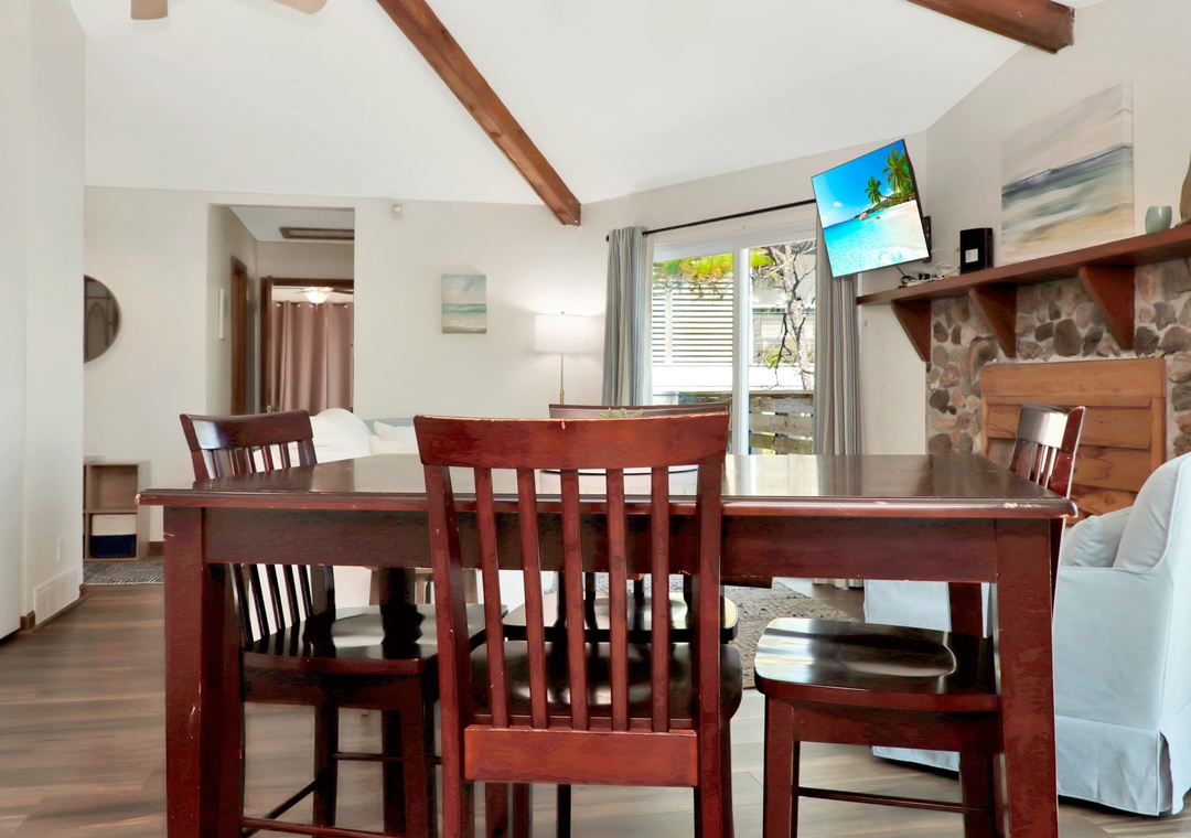 Beach Front Dining and Living Area