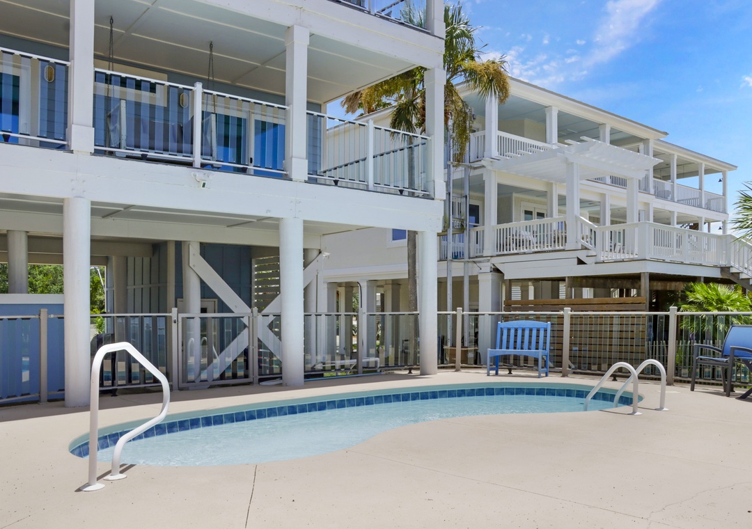 Clear Enclosures Around Pool and Decks