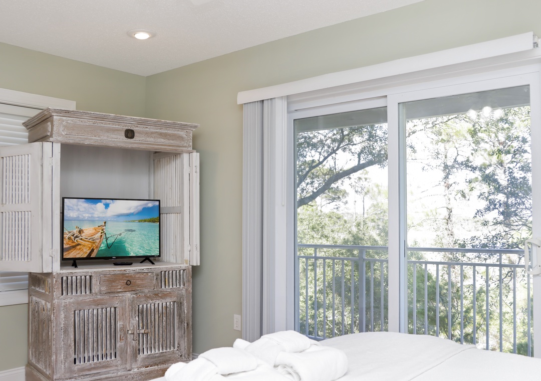 Bedroom 4 with TV and Bay Front Deck