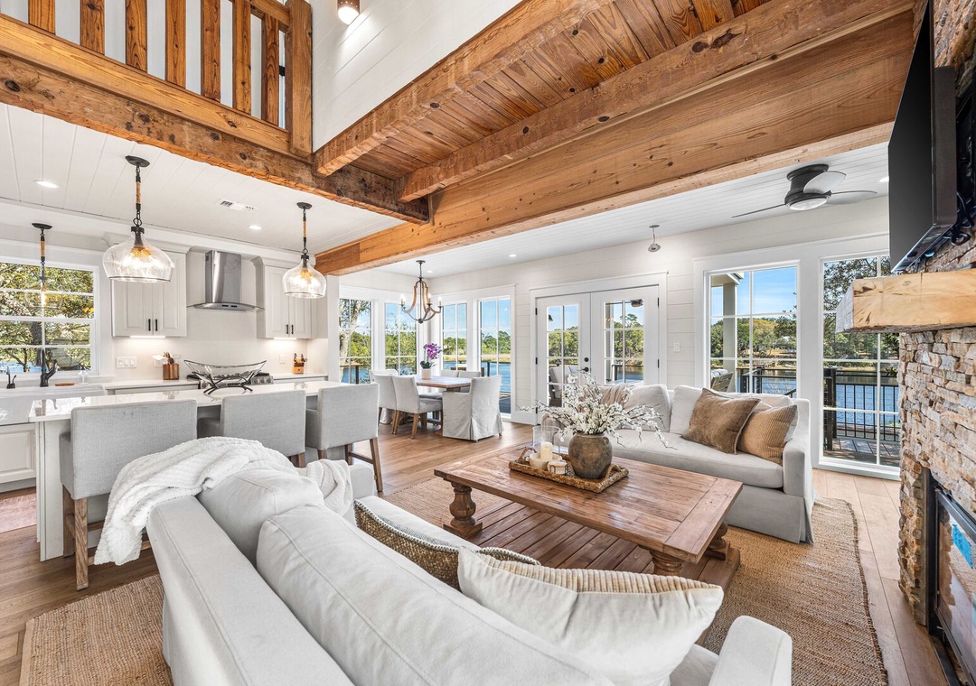 Enjoy the seamless open flow between the airy living space, kitchen and dining