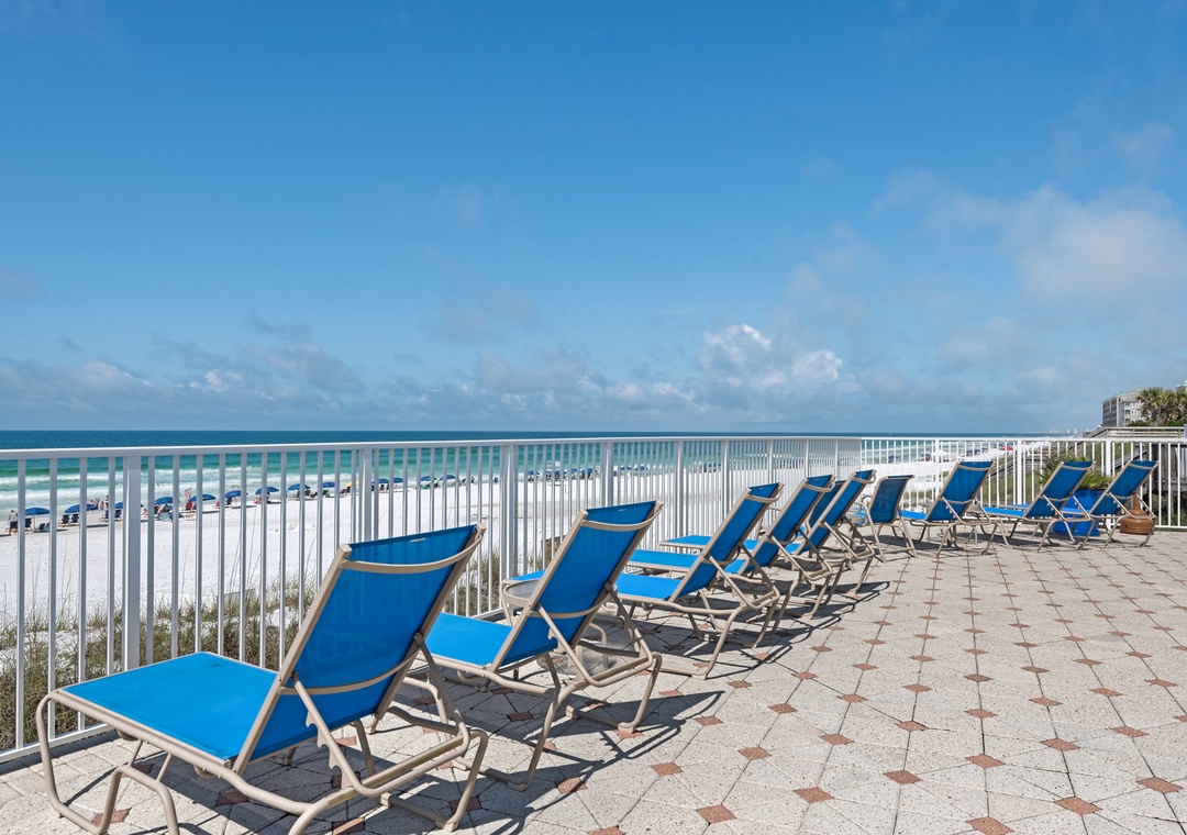 Pool Lounge chairs facing gulf
